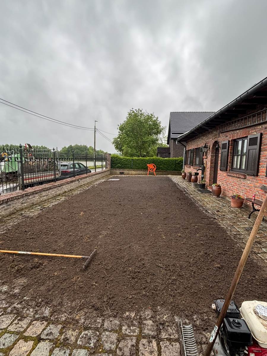 Voorbereide grond voor nieuwe gazonaanleg in Merchtem